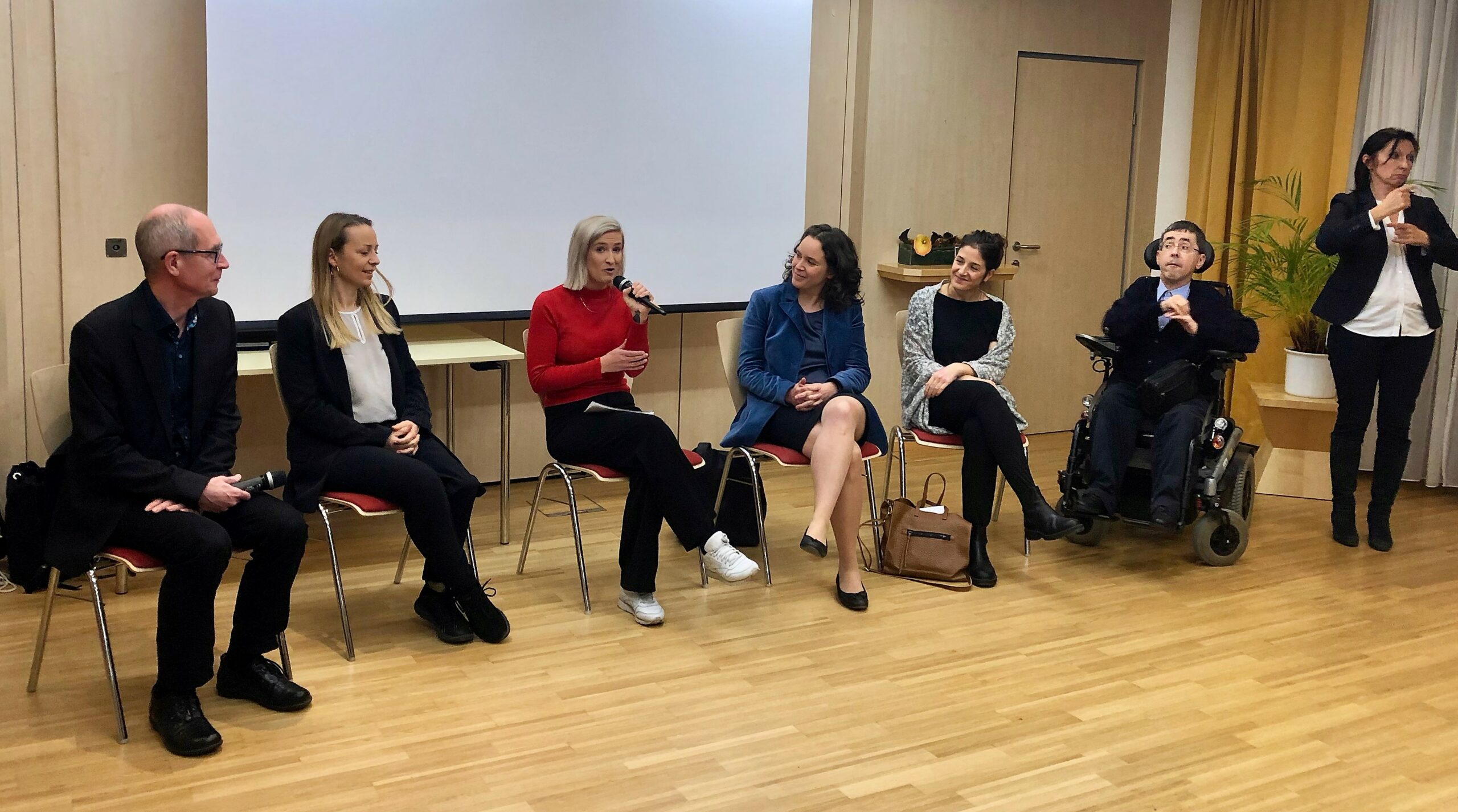 Bild vom Podium. Von links nach rechts: Wolfgang Iser, Christine Steger, Greta Scheichenost, Marianne Schulze, Christina Wurzinger