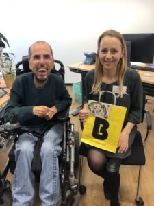 Auch BIZEPS war zu Besuch und hat ein kleines Präsent mitgebracht. Markus Ladstätter und Christine Steger.