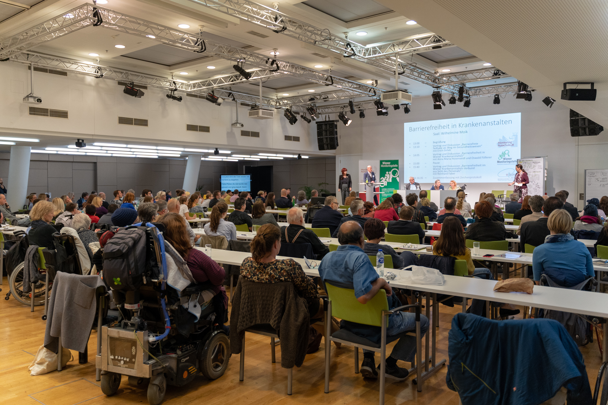 Der Sitzungsaal mit zahlreichen Teilnehmer*innen.