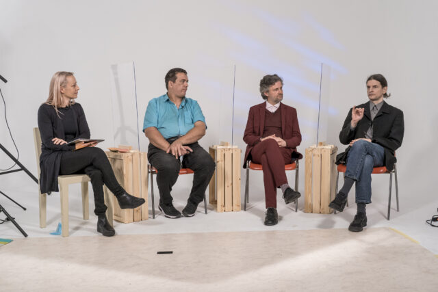 Podiumsdiskussion mit (v.l.n.r.) Christine Steger, Erich Girlek, Stefan Prochazka und Lukas Huber diskutierten und beantworteten Fragen von Zuseher*innen. Alle Personen sitzen. Zwischen ihnen stehen Scheiben als Sicherheitsvorkehrung wegen Covid-19.