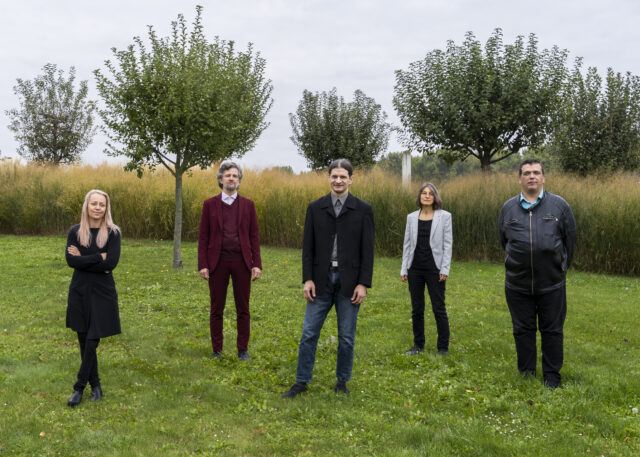 Gruppenbild der Vortragenden. Von links nach rechts: Christine Steger, Stefan Prochazka, Lukas Huber, Petra Derler und Erich Girlek.