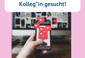 Foto einer Hand die ein Handy hält aus dem Like-Herzen herausfliegen.