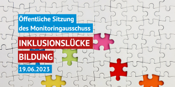 Öffentliche Sitzung des Monitoringausschuss - Inklusionslücke Bildung 19.06.2023. Dahinter das Foto eines Puzzles mit fehlenden teilen 