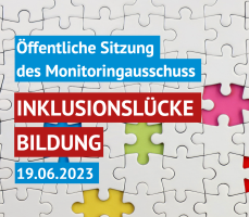 Öffentliche Sitzung des Monitoringausschuss - Inklusionslücke Bildung 19.06.2023. Dahinter das Foto eines Puzzles mit fehlenden teilen