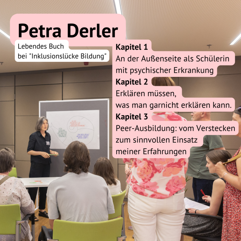 Petra Derler war im Saal im Eck vorne links positioniert. Sie steht vor eine Pinnwand auf der eine gezeichnete Spirale sichtbar ist. Kapitel 1: An der Außenseite als Schülerin mit psychischer Erkrankung. Kapitel 2: Erklären müssen, was man garnicht erklären kann. Kapitel 3: Peer-Ausbildung: vom Verstecken zum sinnvollen Einsatz meiner Erfahrungen.