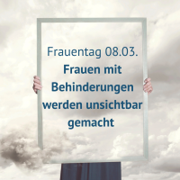 Person mit Rock hält eine Art Spiegel, der das Gesicht verdeckt. Darin steht: Frauentag 08.03. Frauen mit Behinderugnen werden unsichtbar gemacht