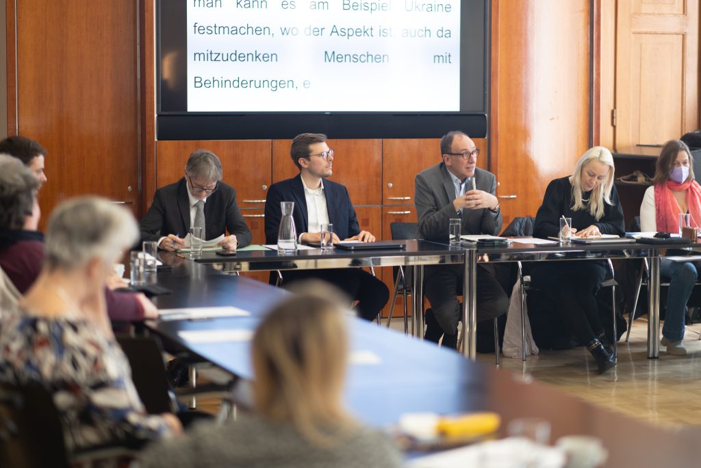Sitzungsfoto mit Fokus auf Pallinger, Ofenböck, BM Rauch und Vorsitzende Steger