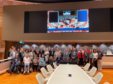 Sehr großes Gruppenbild mit an die 50 Personen im Un-Saal wo die Staatenprüfung stattfand.