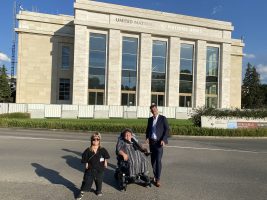 Daniela rammel, Bernadette Feuerstein und tobias Buchner vor der UN in Genf