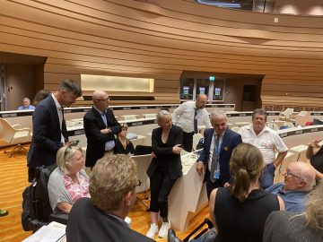 Austausch in der Pause, im Fokus des Bildes sind Buchner, Steker, Markus Schefer vom Ausschuss, Volker Schönwiese spricht