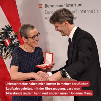 Johanna Mang hält die Auszeichnung in Händen, Botschafter Johannes Huber überreichte gibt ihr die Hand