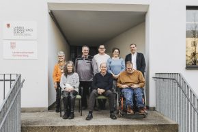 Eine Gruppe von Menschen mit und ohne Behinderungen