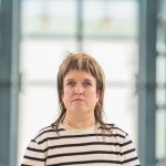 kleinwüchsige Frau mit Vokuhila und gestreiftem Shirt