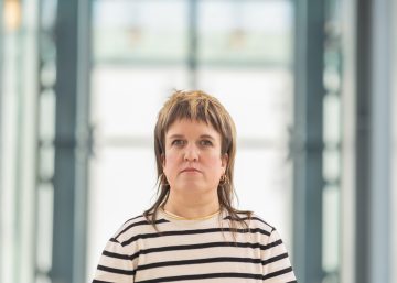 kleinwüchsige Frau mit Vokuhila und gestreiftem Shirt