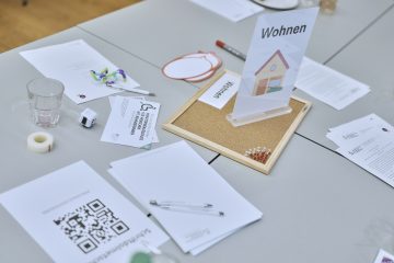 Pinnwand und Schreibmaterialien am Tisch Wohnen