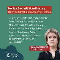 Frau mit Vokuhila und Text „Monitor De-Institutionalisierung:Österreich untätig bei Abbau von Heimen“ sowie Zitat:„Die gesellschaftliche und politische Grundhaltung ist weiterhin, dass Menschen mit Behinderungen in Heimen am besten aufgehoben sind.Das steht in klarem Widerspruch zum Recht auf selbstbestimmtes Leben nach der UN-BRK"Daniela RammelVorsitzteam